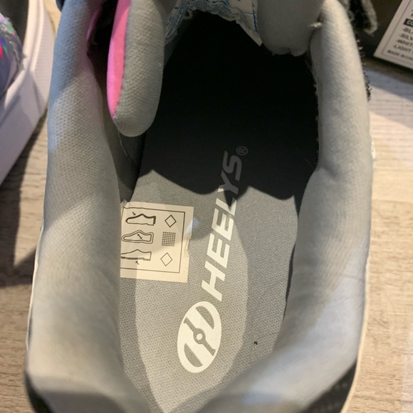 BRAND NEW Heelys size  2 youth - Picture 7 of 10